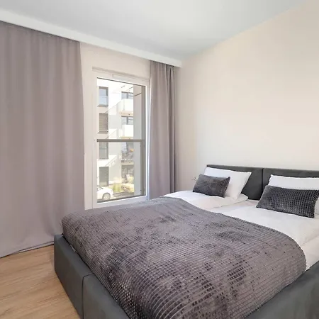 Апартаменти Spacious With A Balcony Close To The Airport By Renters *