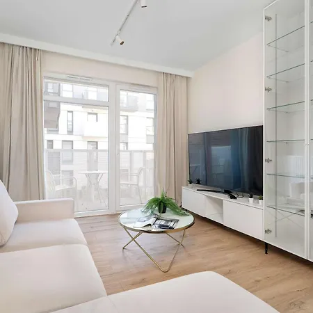 Spacious With A Balcony Close To The Airport By Renters *