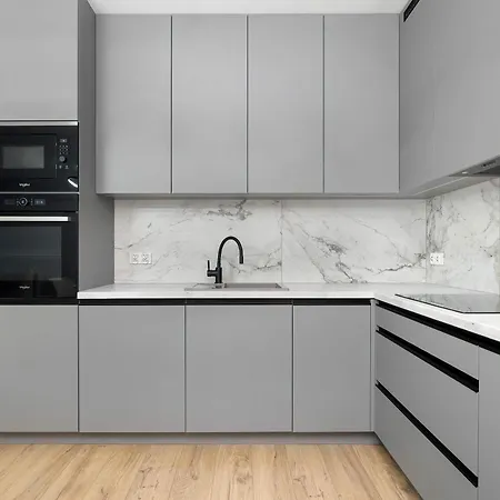 Апартаменти Spacious With A Balcony Close To The Airport By Renters Познань