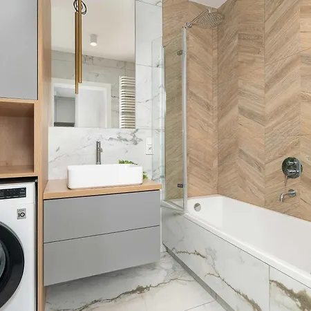 Апартаменти Spacious With A Balcony Close To The Airport By Renters Познань