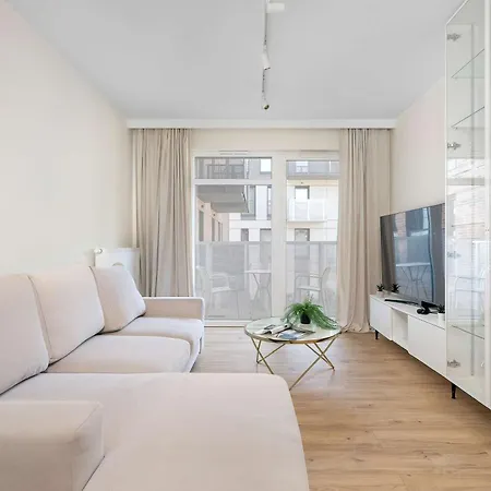 Spacious With A Balcony Close To The Airport By Renters Познань
