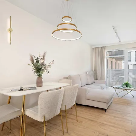 Spacious With A Balcony Close To The Airport By Renters Апартаменти