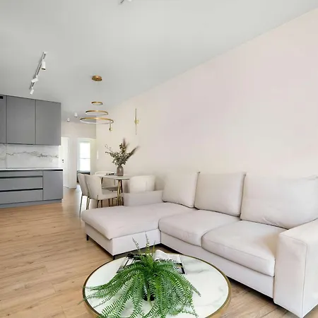 Spacious With A Balcony Close To The Airport By Renters Апартаменти *