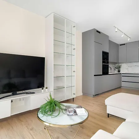 Spacious With A Balcony Close To The Airport By Renters Апартаменти *