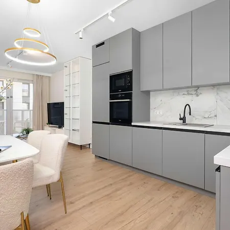 Spacious With A Balcony Close To The Airport By Renters Апартаменти Познань