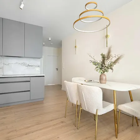 Spacious With A Balcony Close To The Airport By Renters Познань