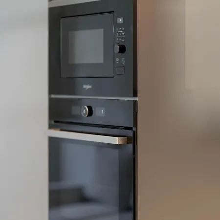 Spacious With A Balcony Close To The Airport By Renters Апартаменти *