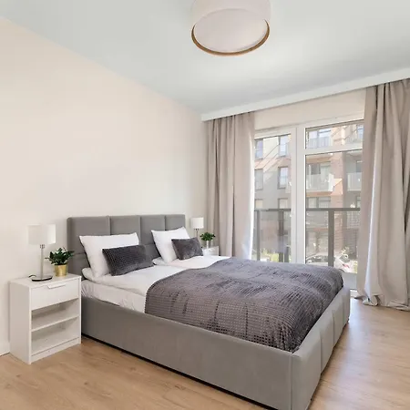 Spacious With A Balcony Close To The Airport By Renters Познань