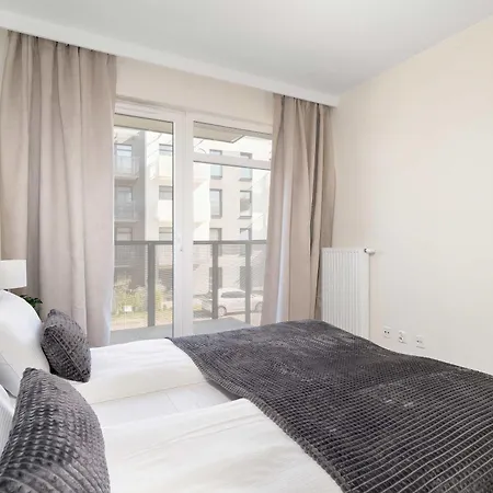 Spacious With A Balcony Close To The Airport By Renters *