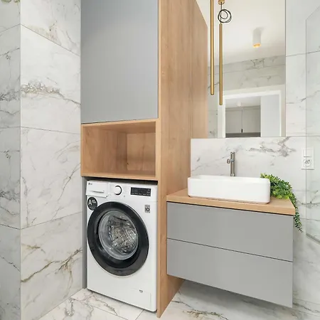 Spacious With A Balcony Close To The Airport By Renters Апартаменти Познань