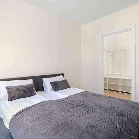 Апартаменти Spacious With A Balcony Close To The Airport By Renters Познань