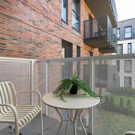 Spacious With A Balcony Close To The Airport By Renters Апартаменти *