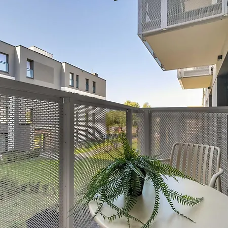 Spacious With A Balcony Close To The Airport By Renters